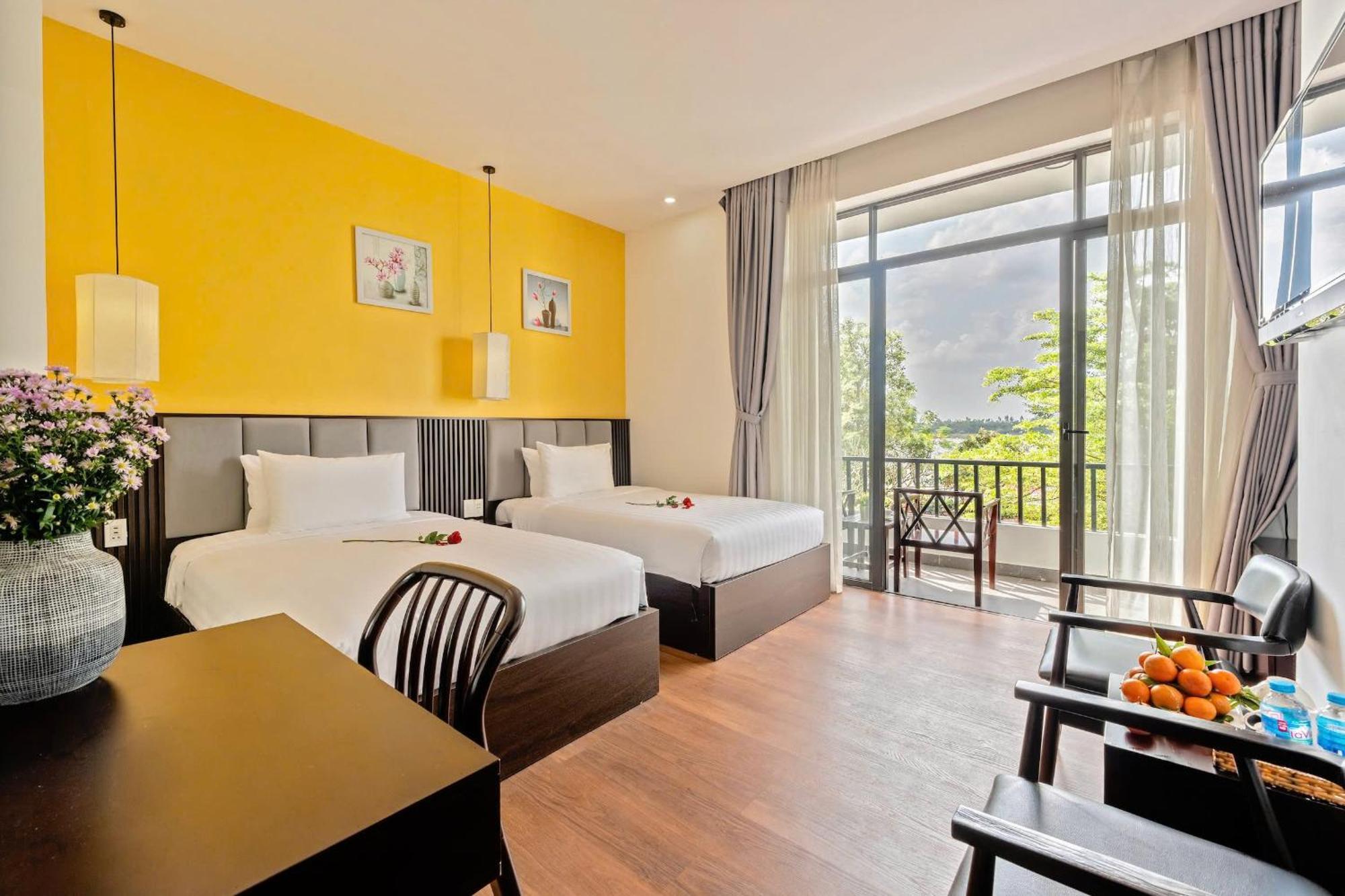 Serene Riverside Hotel Hoi An Bagian luar foto
